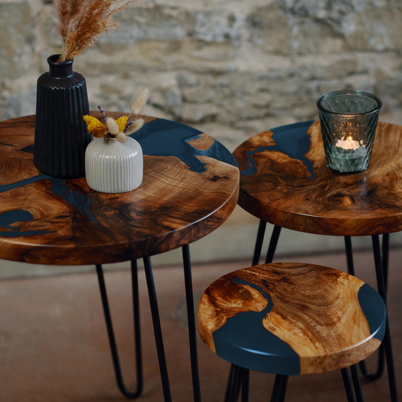 Couchtisch_Epoxidharz. Set - Couchtische rund aus Nussbaum blaues Epoxidharz. Modell Schluchsee