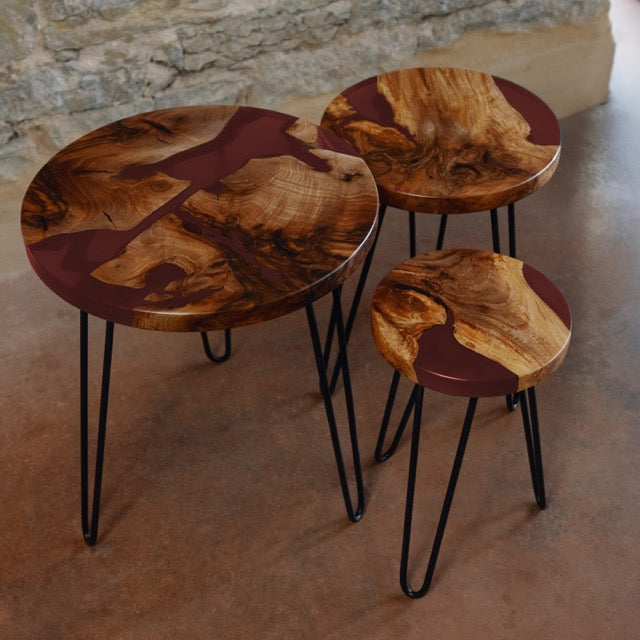 Epoxidharz Couchtisch. Set - Couchtische rund aus Nussbaum weinrotes Epoxidharz. Modell Schluchsee