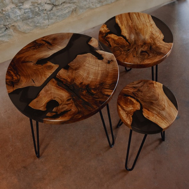 Couchtisch_Epoxidharz. Set - Couchtische rund aus Nussbaum schwarzes Epoxidharz. Modell Schluchsee