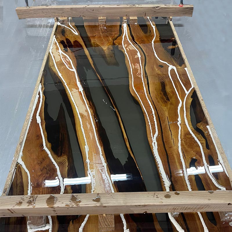 Epoxidharz-Tisch in der Herstellung