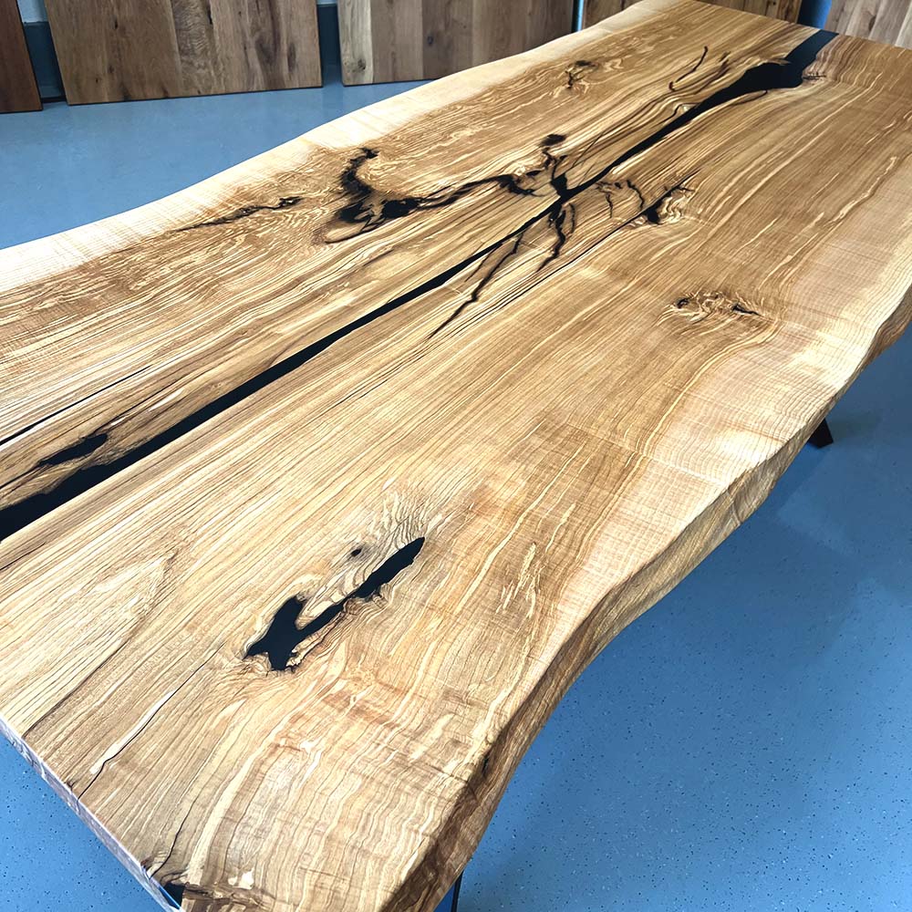 epoxidharz Tisch aus Esche mit Baumkante und schöner Maserung