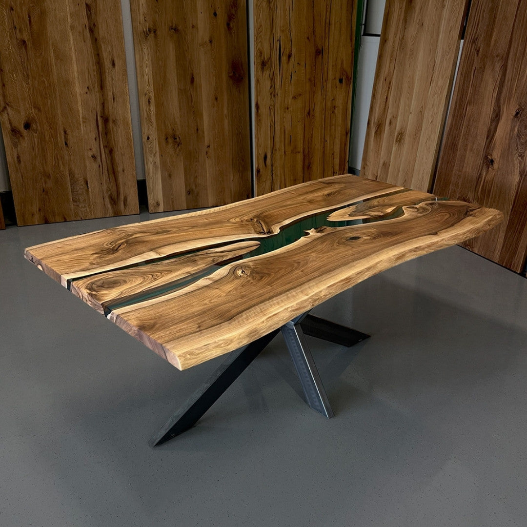 Epoxidharz Tisch aus Nussbaum in waldgrün | Modell Adria Nussbaum