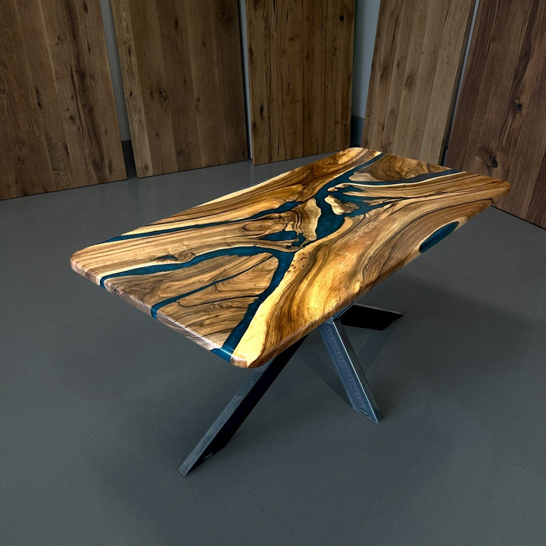 Epoxidharz Tisch aus Nussbaum blau pigmentiert | Modell Wildsee