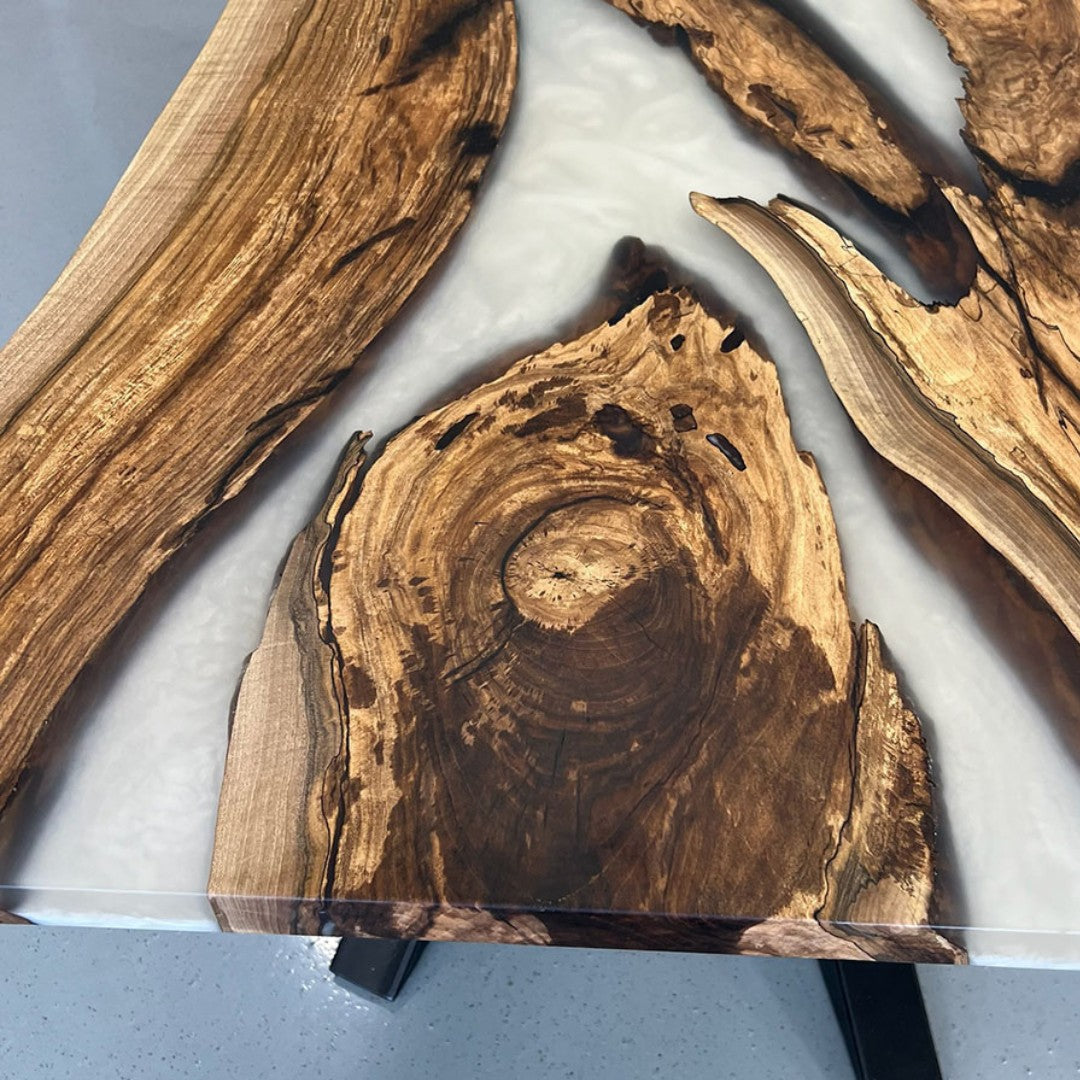 Epoxidharz Tisch aus Nussbaum in weiß | Modell Wildsee