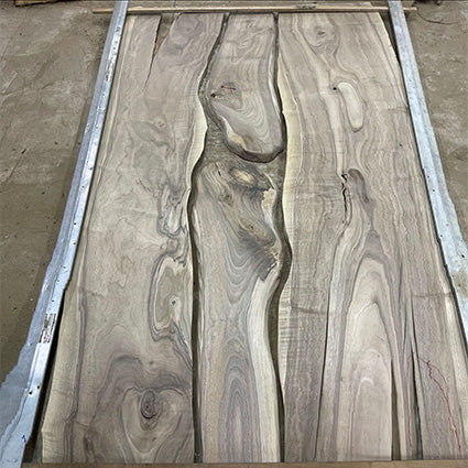 Massivholzbohle Nussbaum auf dem Boden liegend