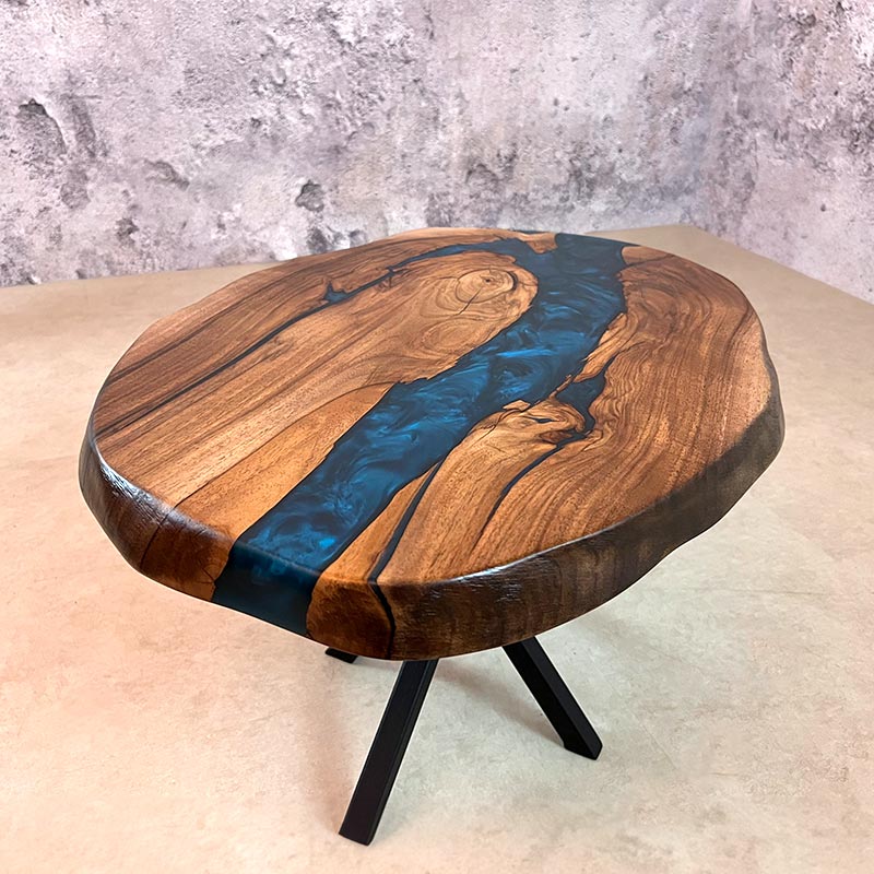 Couchtisch rund mit Naturkanten aus Nussbaum & Epoxidharz blau.Modell Titisee