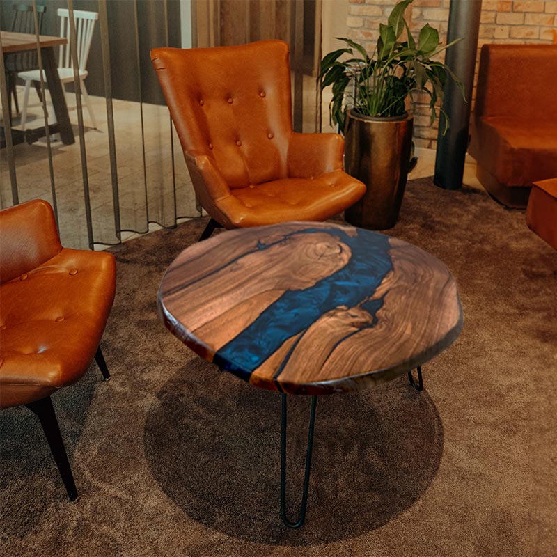 Couchtisch rund mit Naturkanten aus Nussbaum & Epoxidharz blau.Modell Titisee