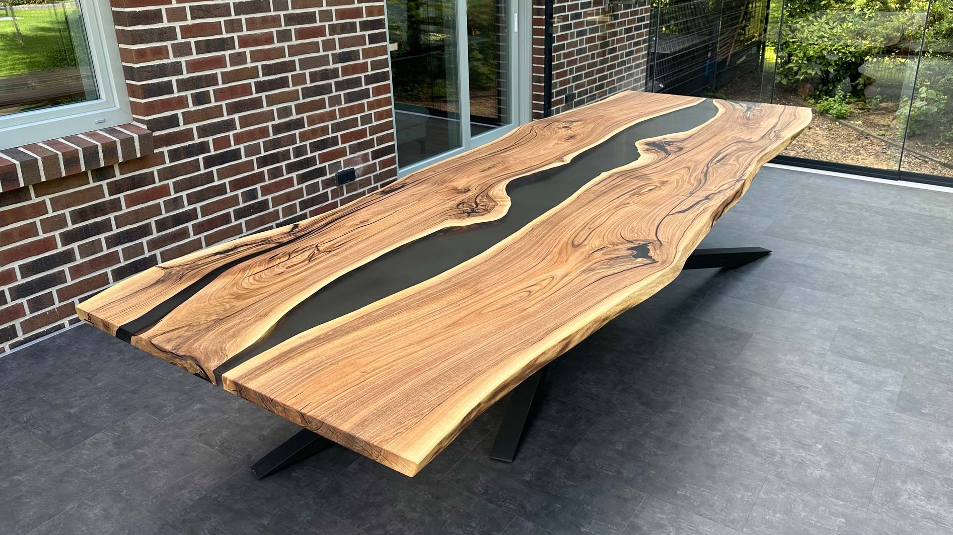 Epoxidharz Tisch aus Massivholz