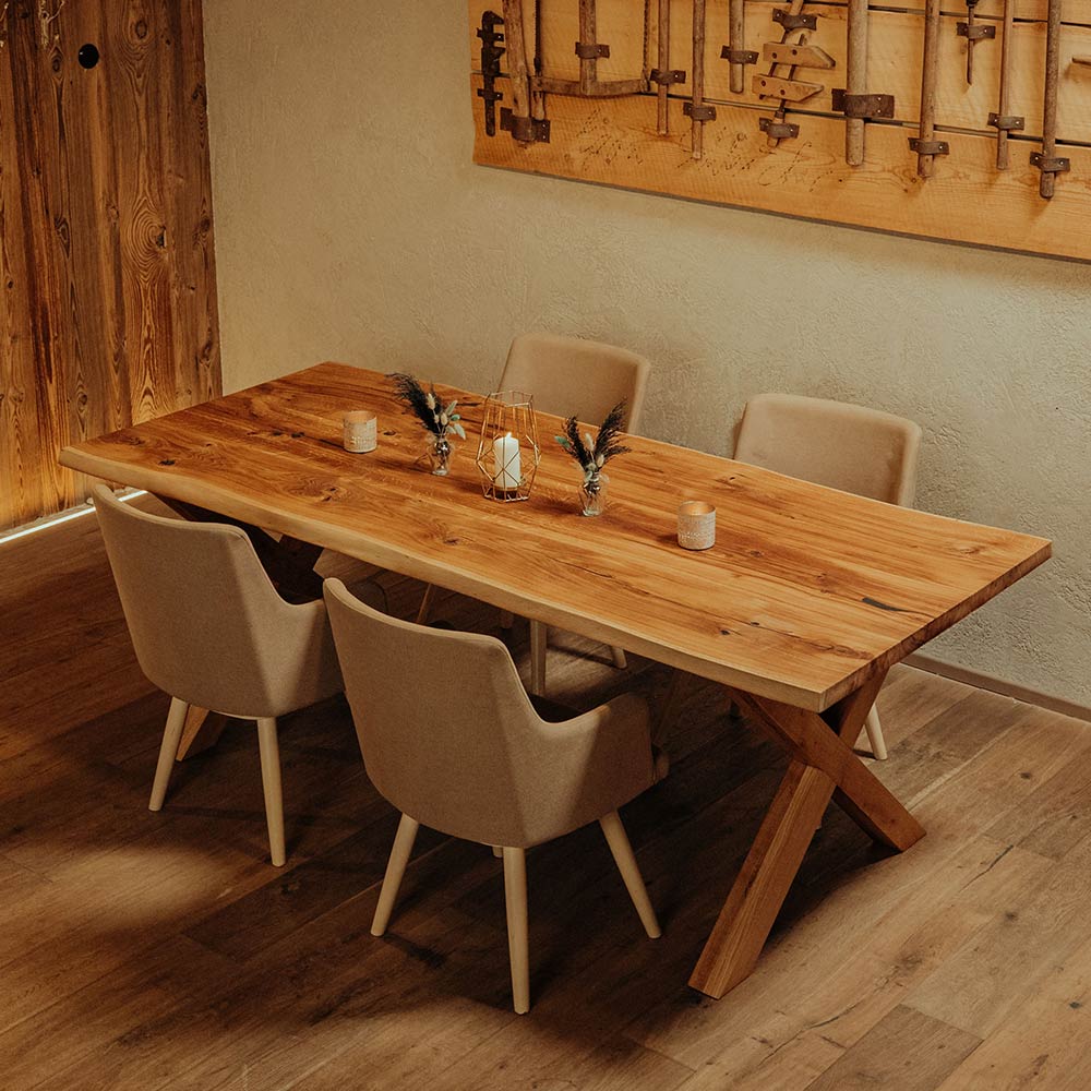 Massivholz Tisch Eiche mit Baumkante X-Gestell Schwarzhirsch
