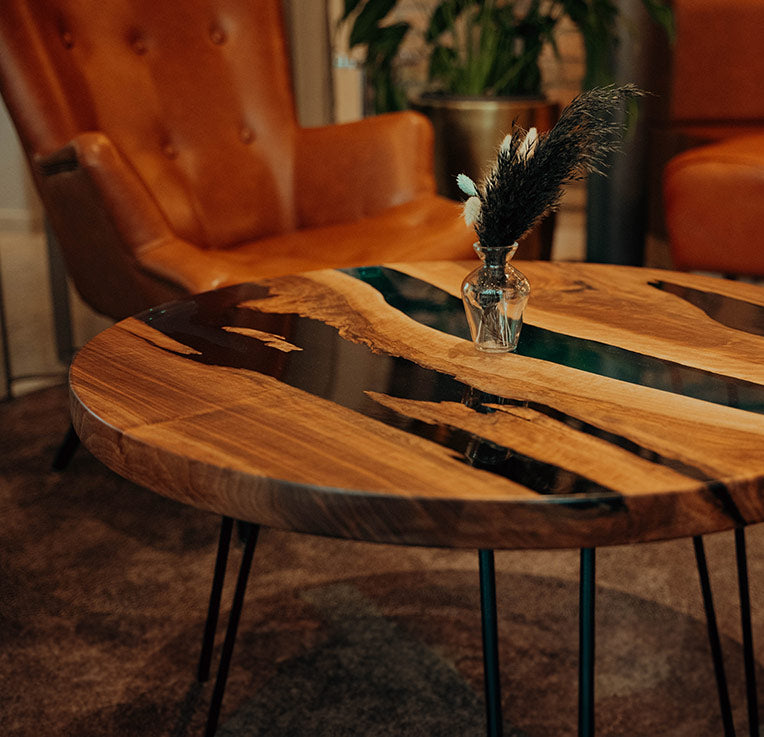 Runder Tisch aus Nussbaum mit Epoxidharz-Oberfläche. Modell Kinzig