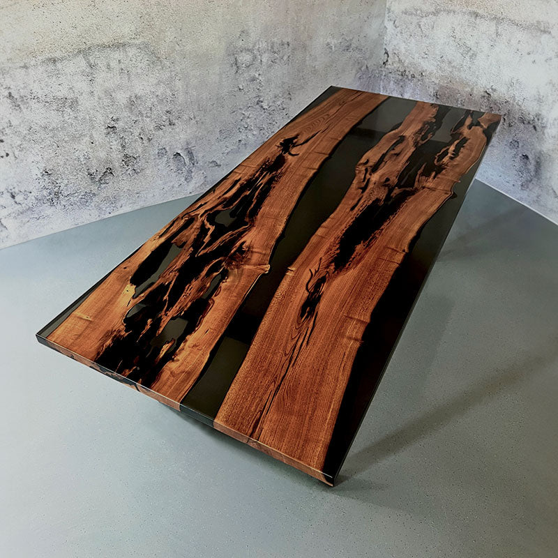Epoxidharz Tisch aus Akazie mit X-Gestell. Modell Schwarzwald