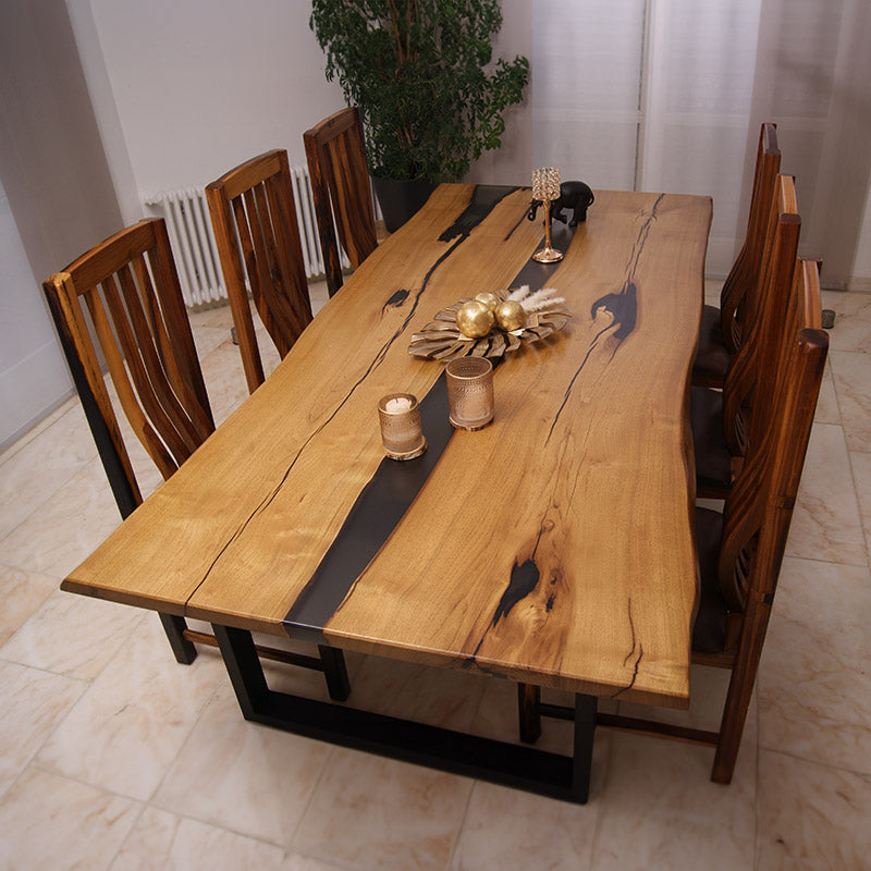 Dekorierter Epoxidharz Tisch mit 6 Stühlen. Esstisch aus Akazie Modell Kuckuck Nummer 2 mit U-Gestell von schwarzhirsch