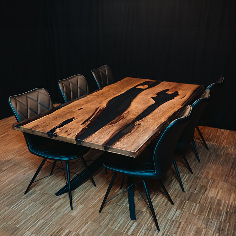 River Table. Bestuhlter Epoxidharz Tisch aus Akazie mit schwarzem Epoxidharz. Modell Ravenna von schwarzhirsch