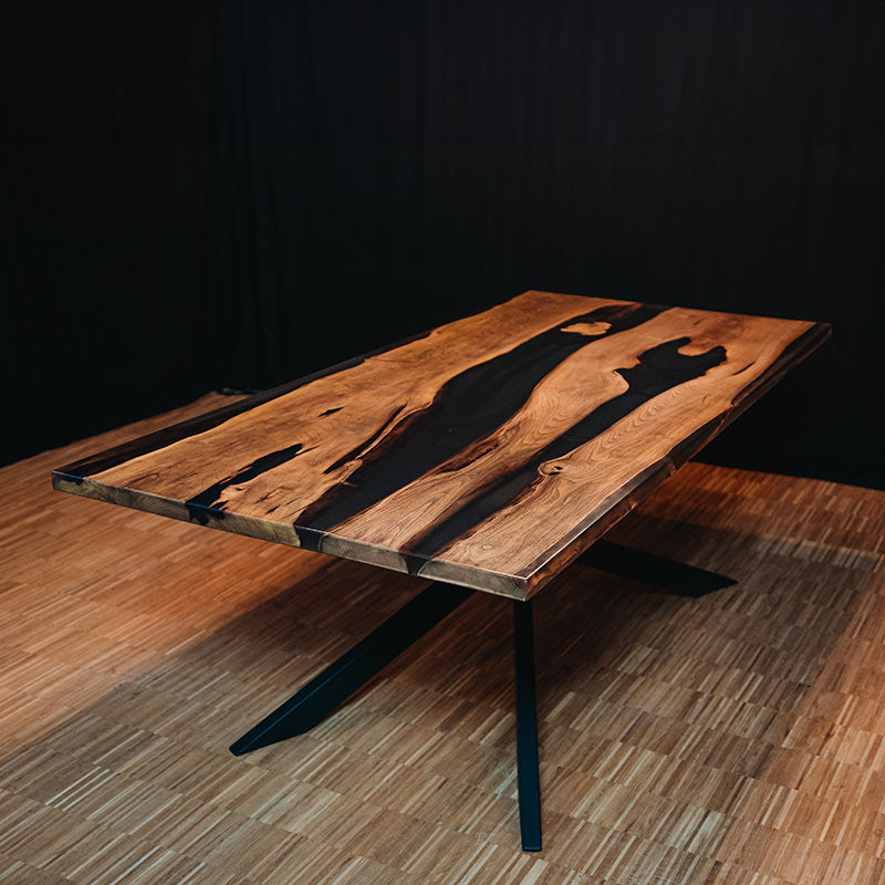 Epoxidharz Tisch aus Akazie mit schwarzem Epoxidharz. Modell Ravenna von schwarzhirsch