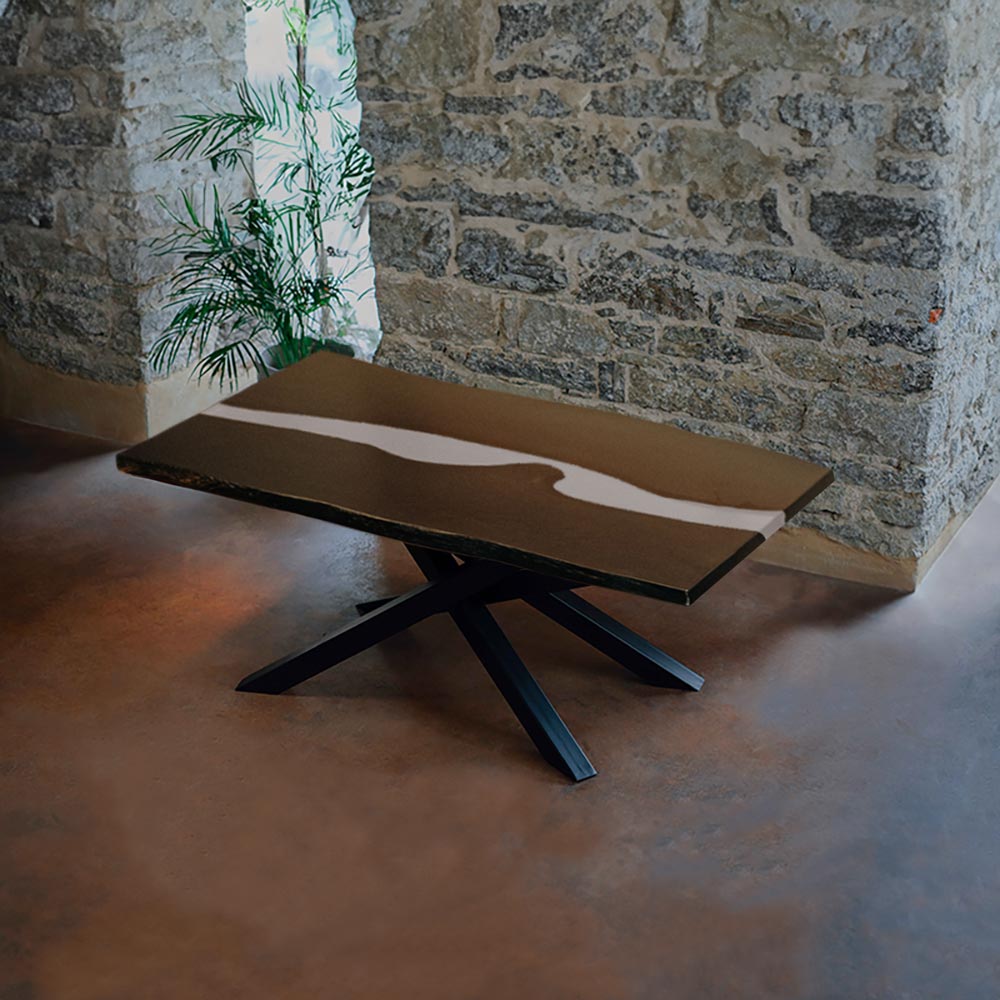River Table. Esstisch schwarze Eiche mit weißem Epoxidharz und Spidergestell. Modell Blackforest von Schwarzhirsch