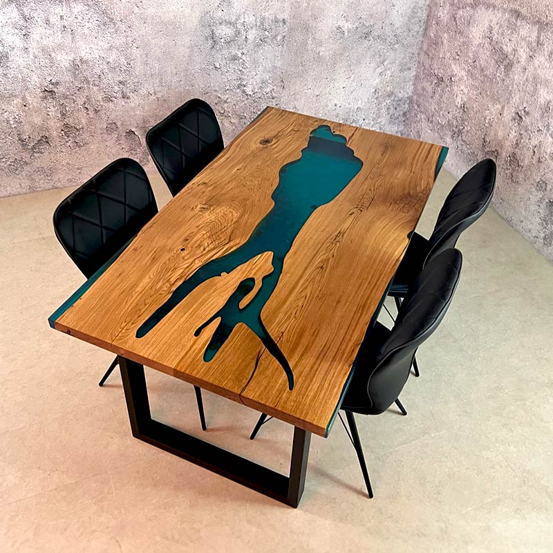 Epoxidharz Tisch aus rustikaler Eiche mit 4 Stühlen. Modell Bodensee von Schwarzhirsch.	