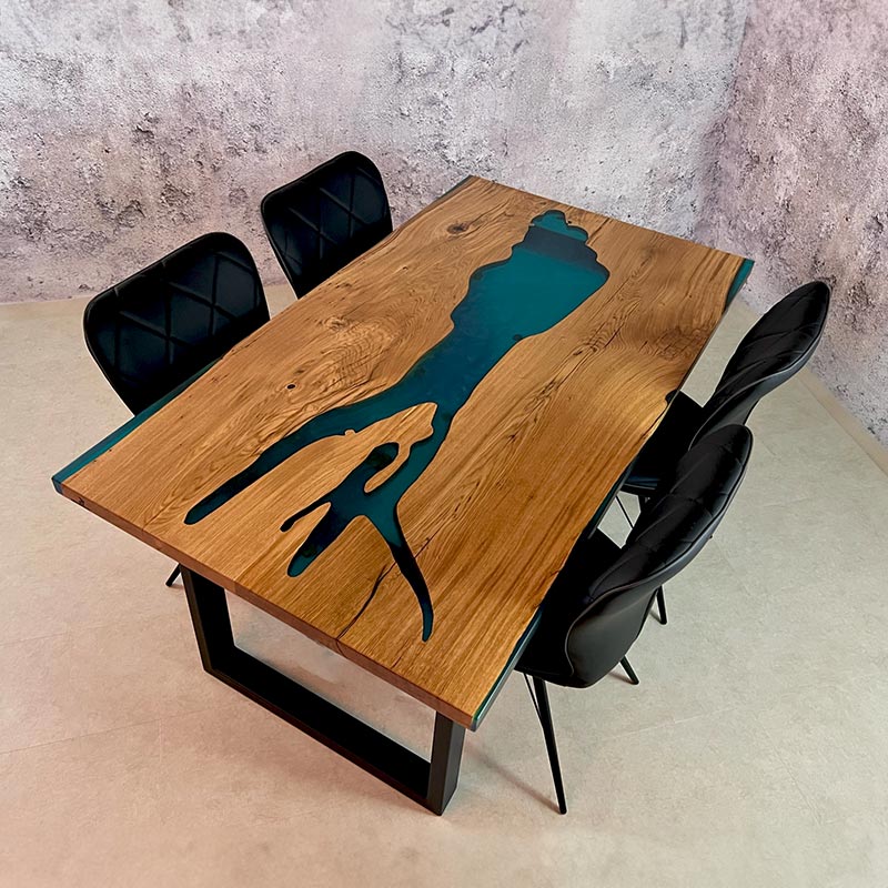 Epoxidharz Tisch aus rustikaler Eiche mit 4 Stühlen. Modell Bodensee von Schwarzhirsch.
