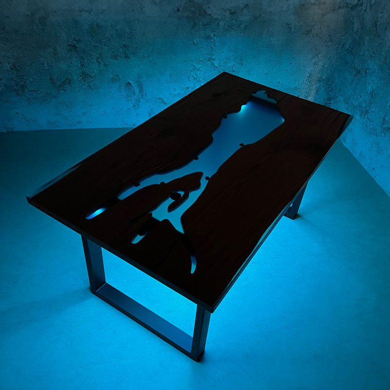 Epoxy Tisch. Beleuchteter Epoxidharz Tisch aus rustikaler Eiche mit 4 Stühlen. Modell Bodensee von Schwarzhirsch.