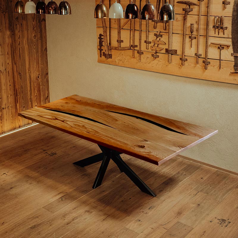 Epoxidharz Tisch. Esstisch aus Eiche Modell Feldberg mit Kreuzgestell von Schwarzhirsch