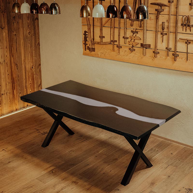 Epoxidharz Tisch aus schwarzer Eiche mit X-Gestell | Modell Blackforest