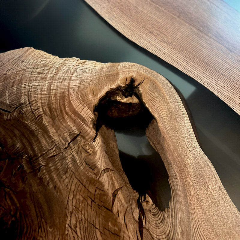 River Table. Detailbild Oberfläche von Epoxidharz Tisch aus Nussbaum mit grauem Epoxidharz. Modell Eichhörnchen mit X-Gestell von Schwarzhirsch