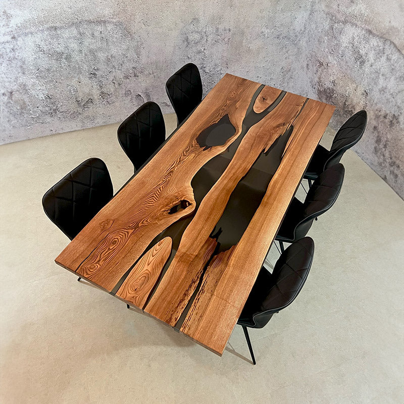 River Table. Bestuhlter Epoxidharz Tisch aus Nussbaum mit grauem Epoxidharz Modell Eichhörnchen mit Kreuzgestell von Schwarzhirsch