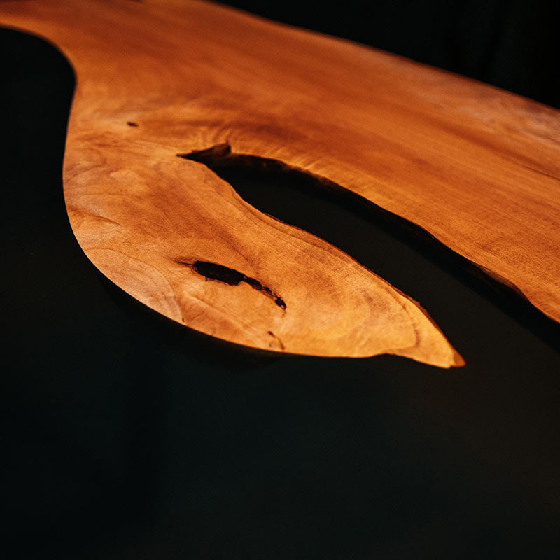Detailbild Oberfläche Epoxidharz Tisch aus Esche. Modell Hirschsprung von Schwarzhirsch