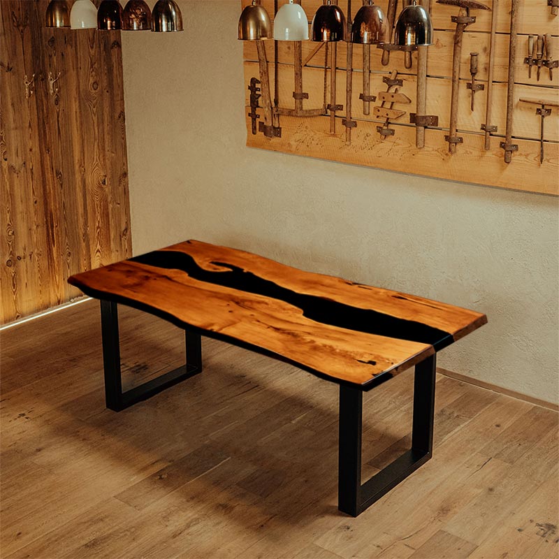 River Table. Esstisch aus Esche Modell Hirschsprung mit U-Gestell von Schwarzhirsch