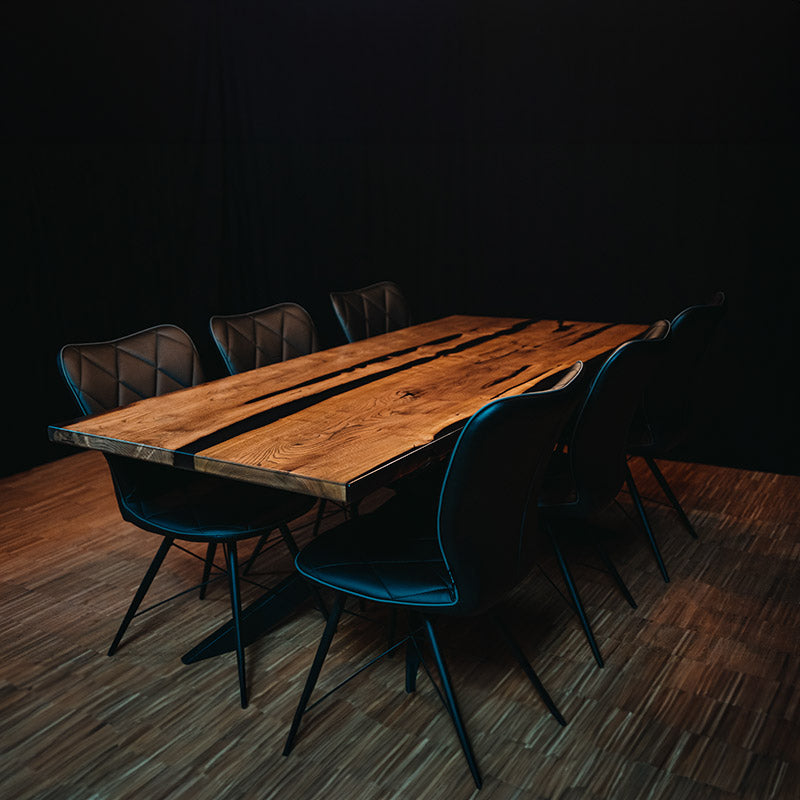 Bestuhlter Epoxidharz Tisch aus Akazie mit Kreuzgestell. Modell Gauchach von schwarzhirsch