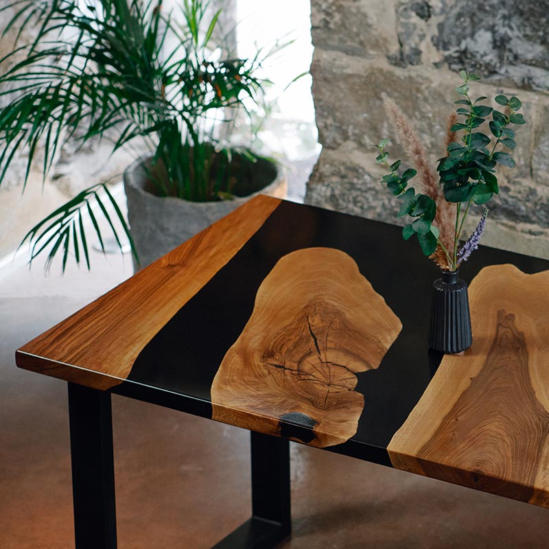 Epoxidharz Tisch aus Nussbaum dekoriert. Modell Noyer von Schwarzhirsch.
