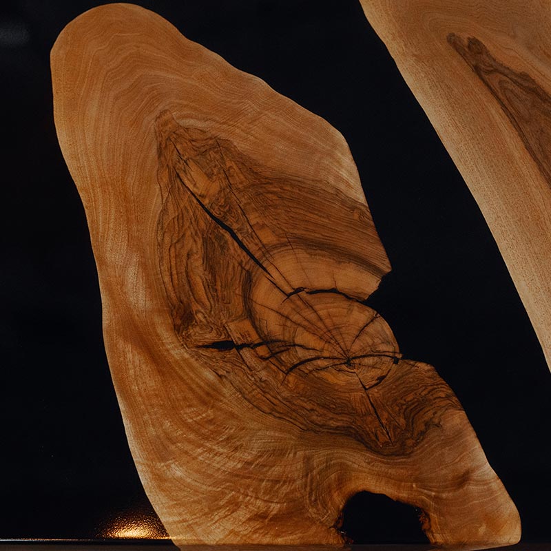 Epoxy Tisch. Detailbild der Oberfläche. Epoxidharz Tisch aus Nussbaum. Modell Noyer von Schwarzhirsch.