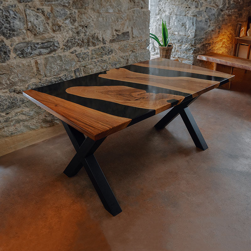 River Table. Epoxidharz Tisch aus Nussbaum. Modell Noyer von Schwarzhirsch.
