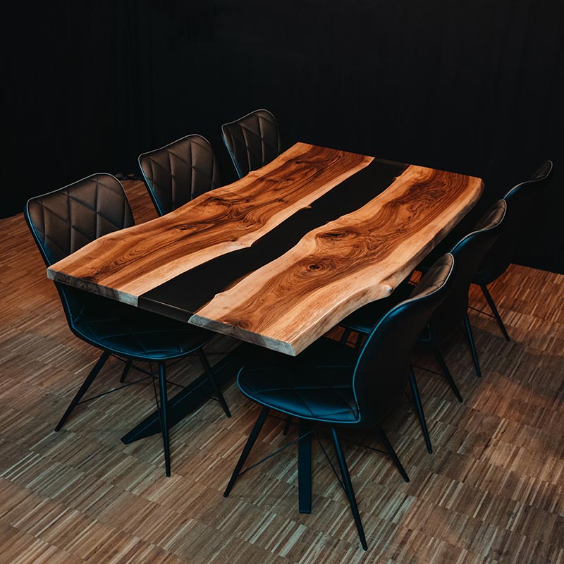 Tisch Epoxidharz. Bestuhlter Epoxidharz Tisch aus Nussbaum mit anthrazitfarbenem Epoxidharz. Modell Schwarzwälder Kirsch von schwarzhirsch