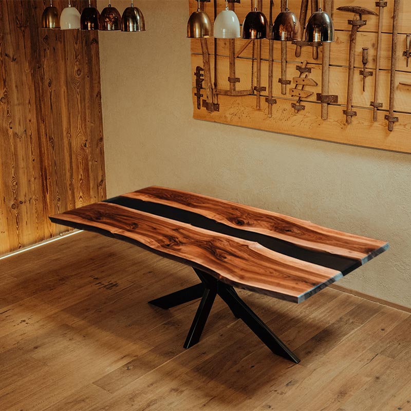 Epoxidharz Tisch aus Nussbaum mit anthrazitfarbenem Epoxidharz. Modell Schwarzwälder Kirsch von schwarzhirsch