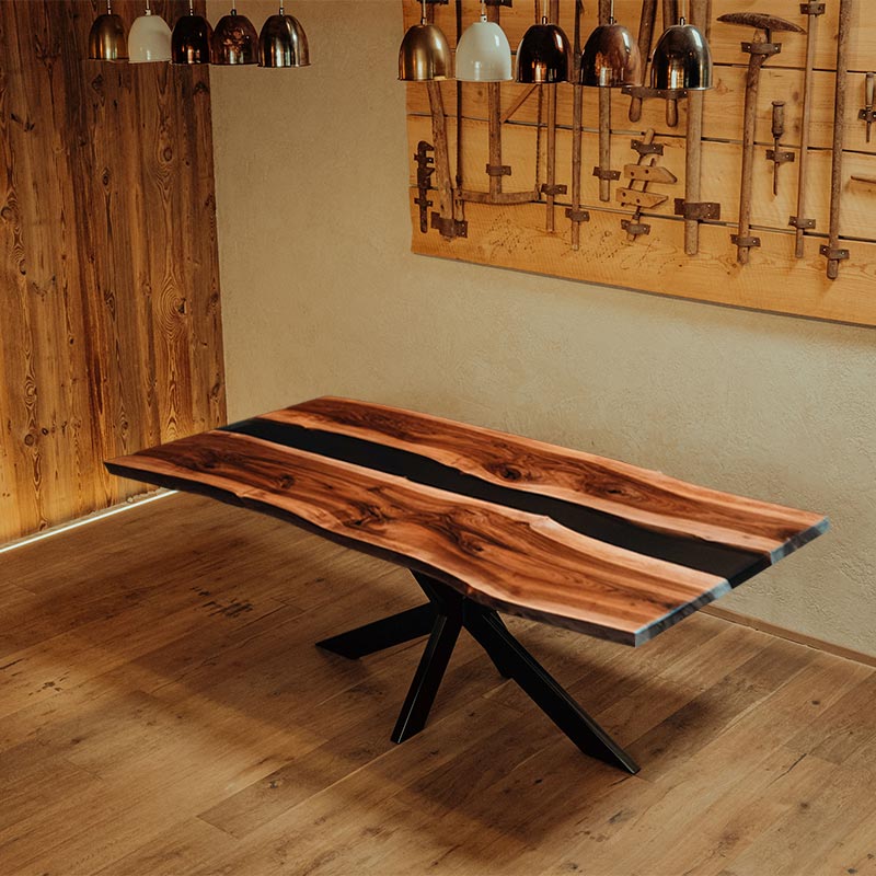 Epoxidharz Tisch aus Nussbaum | Modell Schwarzwälder Kirsch