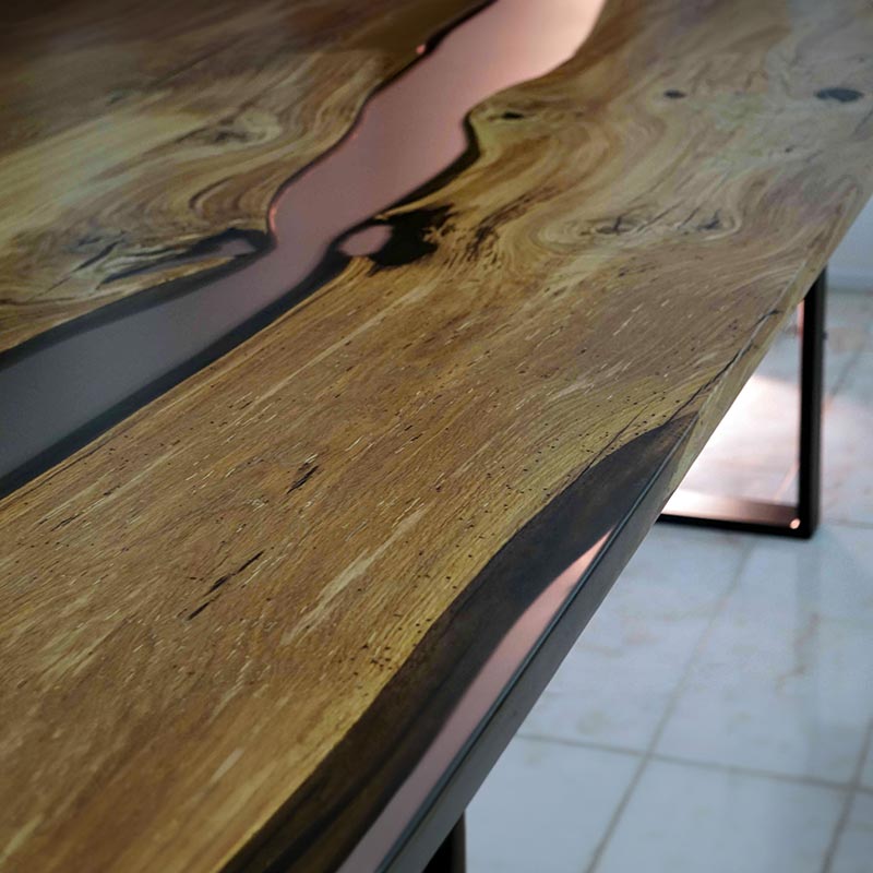 River Table. Tischkante Esstisch Holz aus Eiche rustikal mit anthrazit farbenem Epoxidharz und U-Form-Gestell von Schwarzhirsch