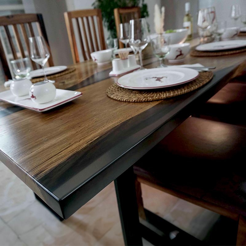 River Table. Eingedeckter Esstisch Holz aus Eiche rustikal mit anthrazit farbenem Epoxidharz und U-Form-Gestell von Schwarzhirsch
