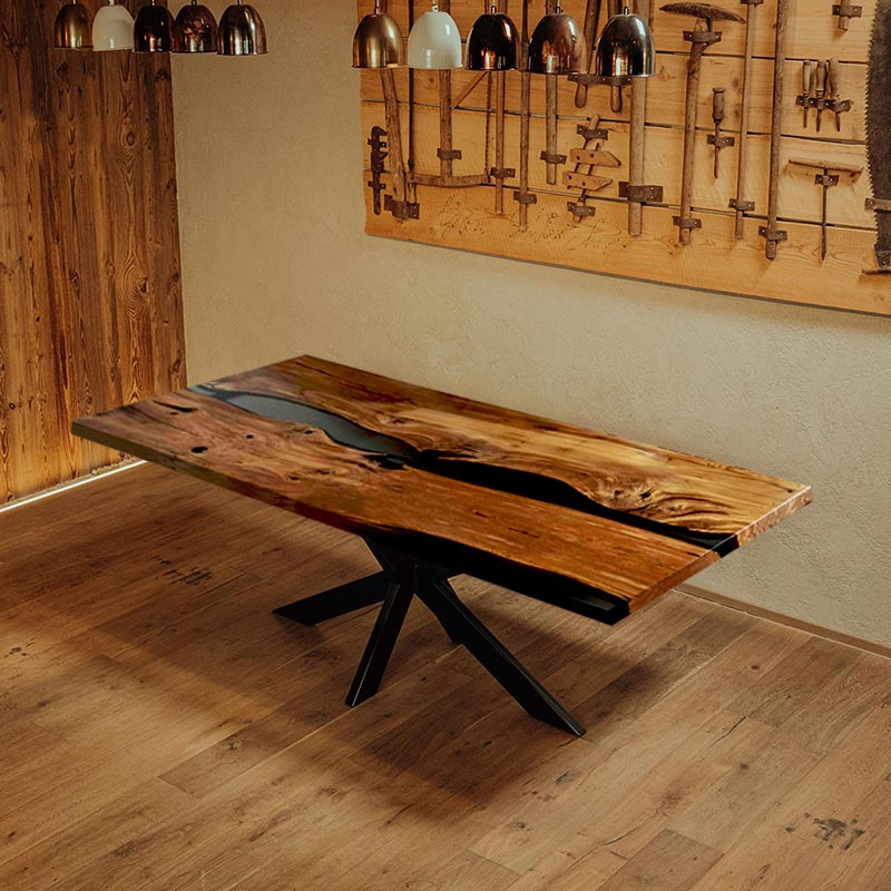 Esstisch Holz aus Eiche rustikal mit anthrazit farbenem Epoxidharz und Kreuzgestell von Schwarzhirsch