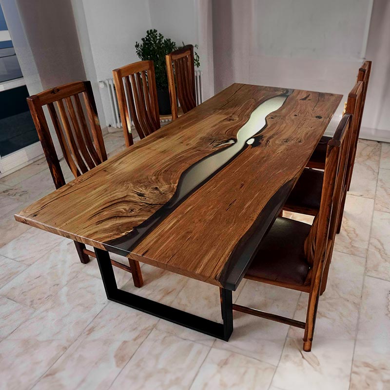 River Table. Bestuhlter Esstisch Holz aus Eiche rustikal mit anthrazit farbenem Epoxidharz und U-Form-Gestell von Schwarzhirsch