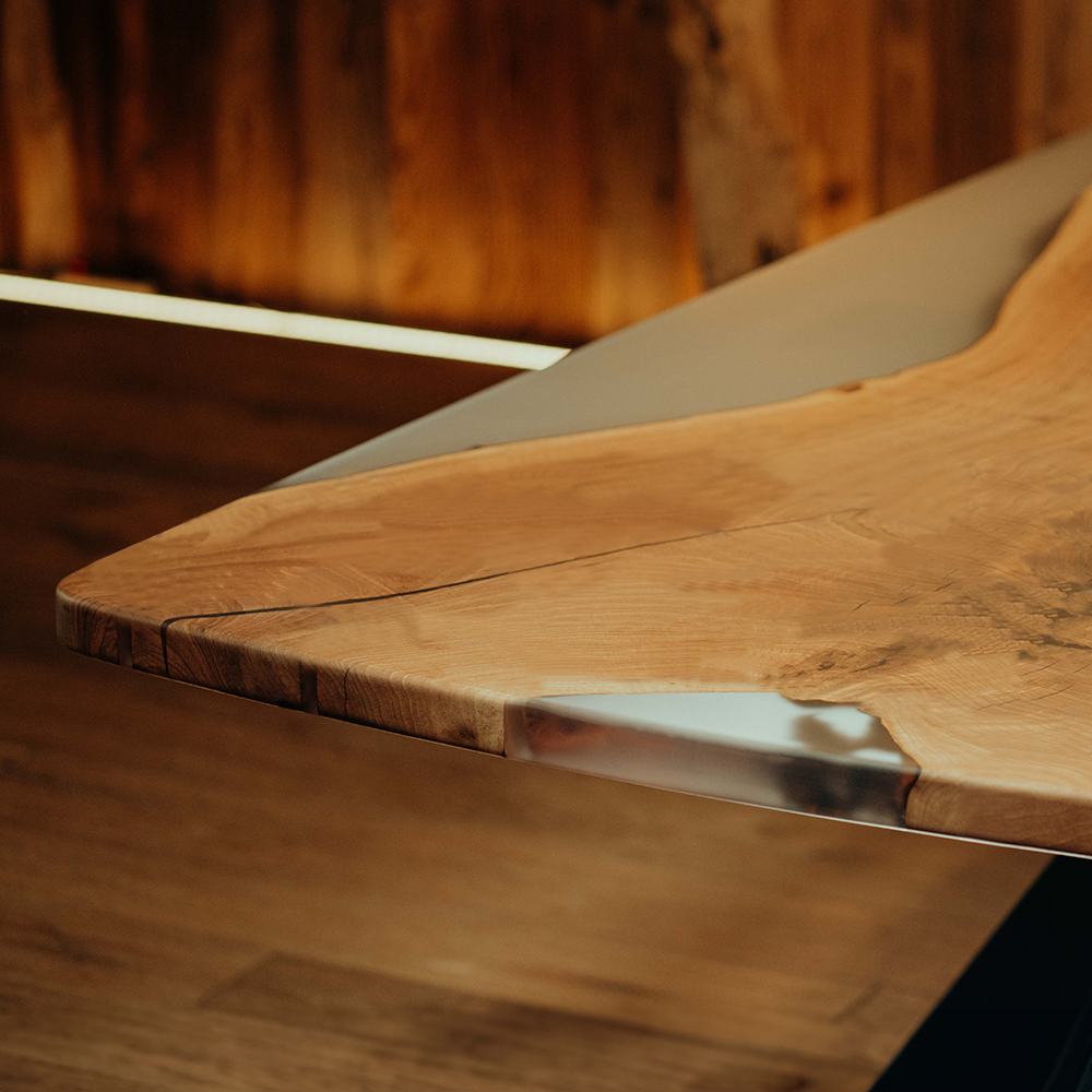 Epoxidharz Tisch aus Nussbaum Stammbohle. Modell Klippeneck von schwarzhirsch