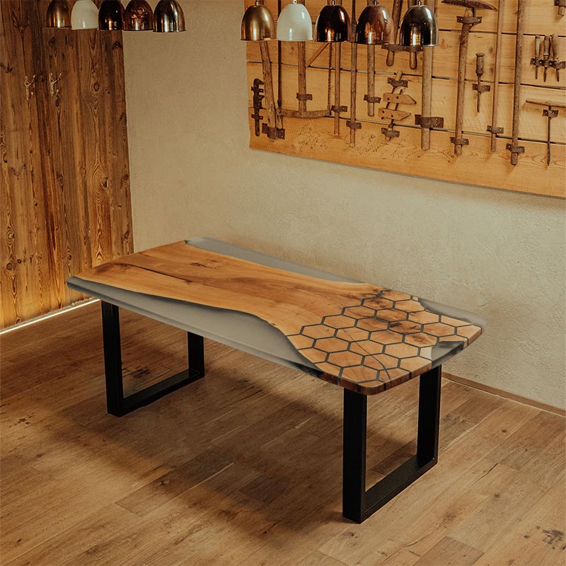 Epoxidharz Tisch mit Wabenstruktur und Epoxidharz in Milchglasoptik aus Nussbaum. Modell Bienenstock von schwarzhirsch
