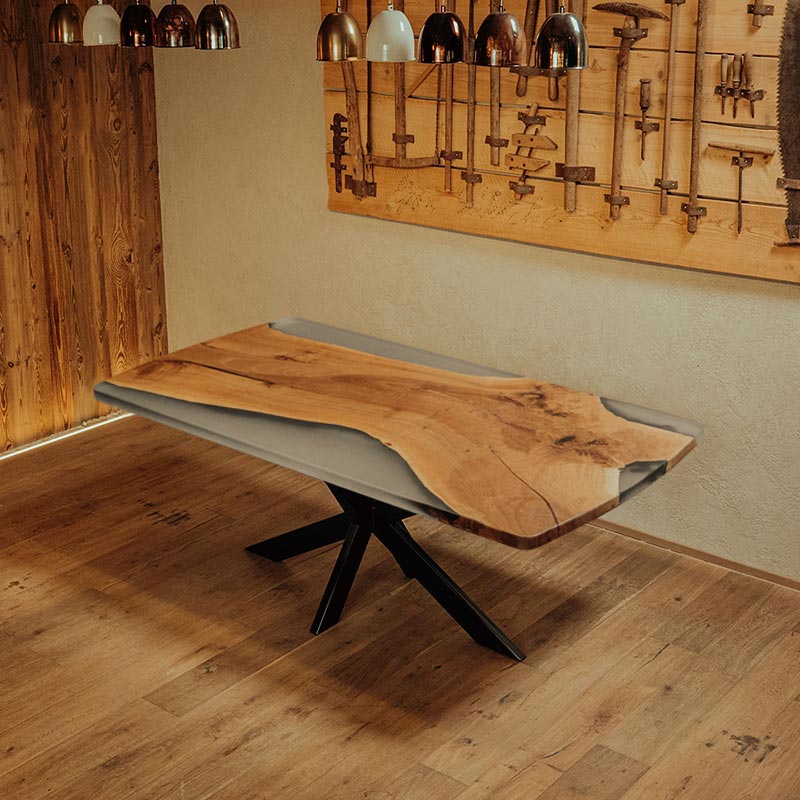 River Table. Epoxidharz Tisch aus Nussbaum Stammbohle. Modell Klippeneck von schwarzhirsch