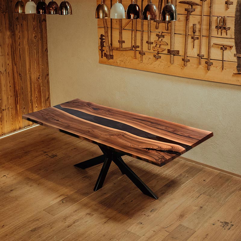 River Table aus Nussbaum mit Kreuzgestell. Modell Lermoos