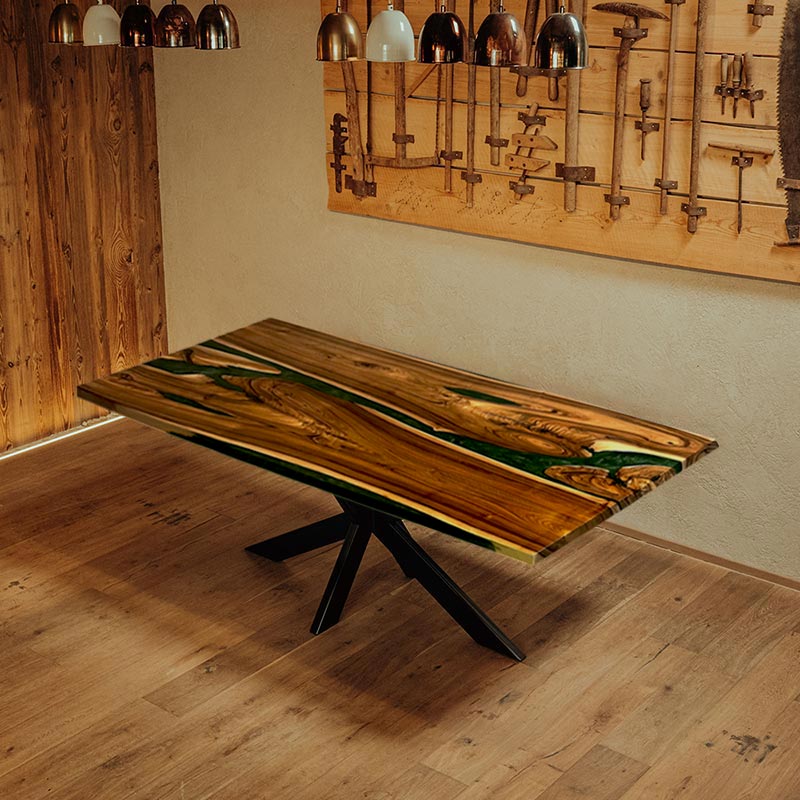 Epoxidharz Tisch aus Nussbaum mit Kreuzgestell. Modell Schwarzwald Moos von schwarzhirsch