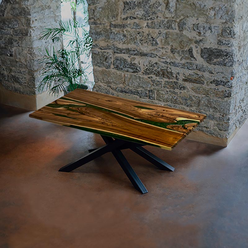 Epoxidharz Tisch aus Nussbaum mit Spiderestell. Modell Schwarzwald Moos von schwarzhirsch