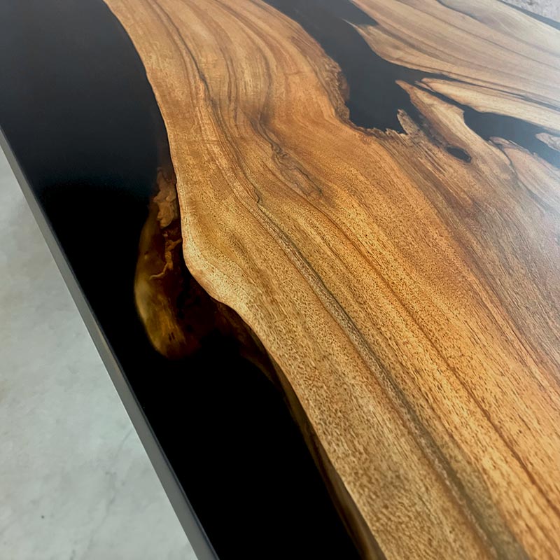 Epoxy Tisch. Detailbild der Tischkante mit schwarzem Epoxidharz. Modell Wildsee
