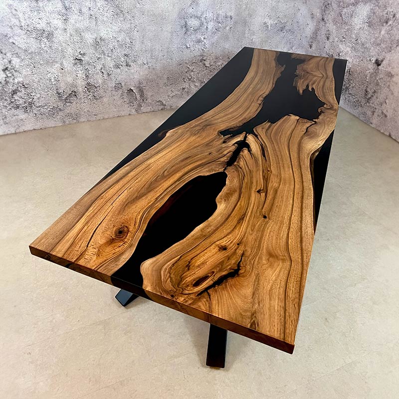 Epoxidharz Tisch. Esstisch Holz mit schwarzem Epoxidharz und Kreuzgestell. Modell Wildsee