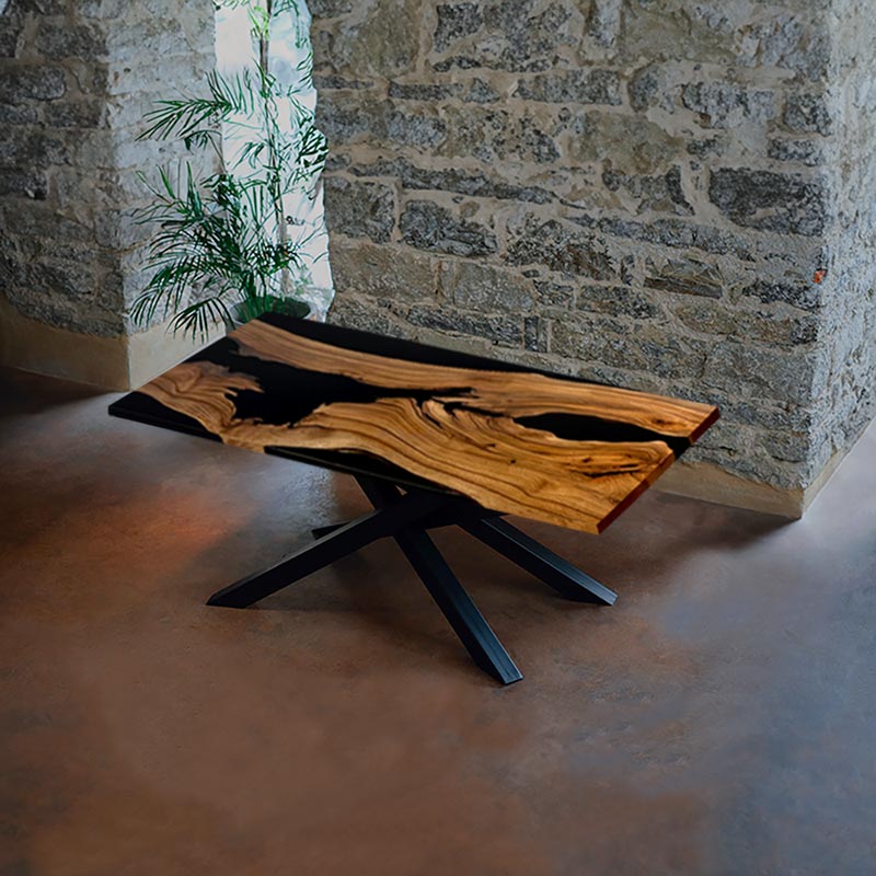 Epoxy Tisch. Esstisch Holz mit schwarzem Epoxidharz und Spidergestell. Modell Wildsee