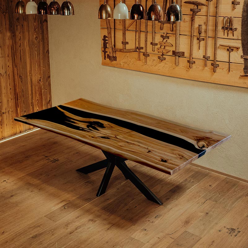 Epoxidharz Tisch aus Nussbaum schwarz mit Kreuzgestell. Modell Wutachschlucht von schwarzhirsch