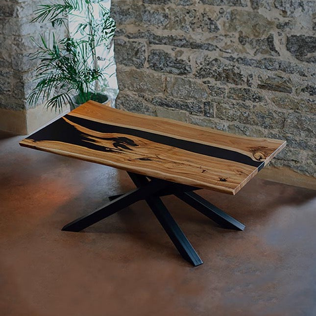 Epoxidharz Tisch aus Nussbaum schwarz mit Spidergestell. Modell Wutachschlucht von schwarzhirsch